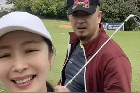 《狂飙》程程走红后现身，和老公黄海波打高尔夫，男方黑脸不耐烦图片