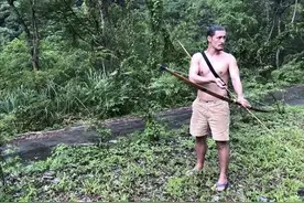 周华健混血儿子晒近况，外出扎营裸上身似野人，胡子拉碴比爸还老图片