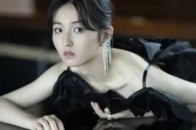 “京圈宠儿”张子枫：背靠5个爸爸无人敢惹，文艺人设翻车遭群嘲图片