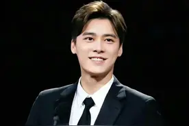 李易峰部分粉丝仍未放弃，大粉透露其团队只剩经纪人，疑似想出国图片