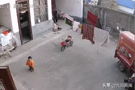 河南周口1岁幼童对着监控喊妈妈，父亲：五味杂陈，想孩子来身边图片