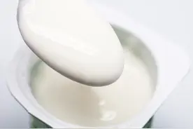 喝酸奶和喝牛奶，有什么差别？酸奶营养再高，这2类人最好别碰图片