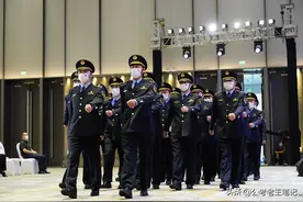 体制内换装新制服，看看样式好看吗？图片