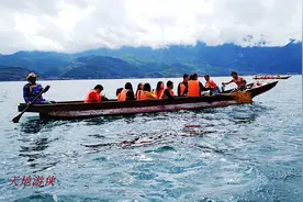 金秋泸沽湖三：漫步走婚桥徜徉情人滩乘坐猪槽船游泸沽湖图片