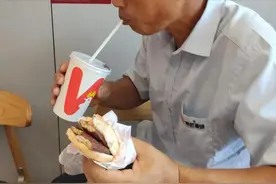 热搜上6.3万人点赞的“第一次吃华莱士”，看到开头我就哭了......图片