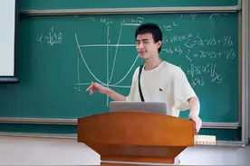 韦神高中上课照片流出，坐在讲台下闭目养神，老师都不敢轻易打扰图片