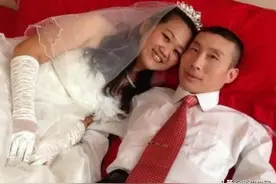 唐山重度瘫痪33年小伙，娶马来西亚美女，如今9年过去过得怎样图片