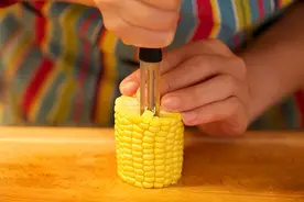 玉米上有个小开关，剪刀一扎一转，玉米粒完全脱离，超级省事图片