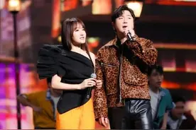 杨钰莹一点不显老！穿斜肩装身材纤细似少女，比小8岁沈腾还年轻图片