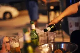 酒桌上，看到拿吸管的人要注意，看似不起眼，实际却是“老江湖”图片