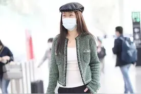 杨钰莹真不怕冷！冬天走机场装酷穿低领装，不过这身材真是爱了图片
