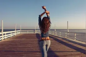 为什么女生后腰有两个坑，而男生却没有，到底有啥特殊作用？图片