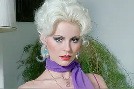 德古拉之吻 沙漠古堡中美丽女星安妮特海雯勇斗吸血鬼的故事图片