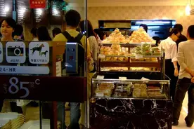 90后美女“做慈善”，百元蛋糕免费送，却一年盈利130万图片