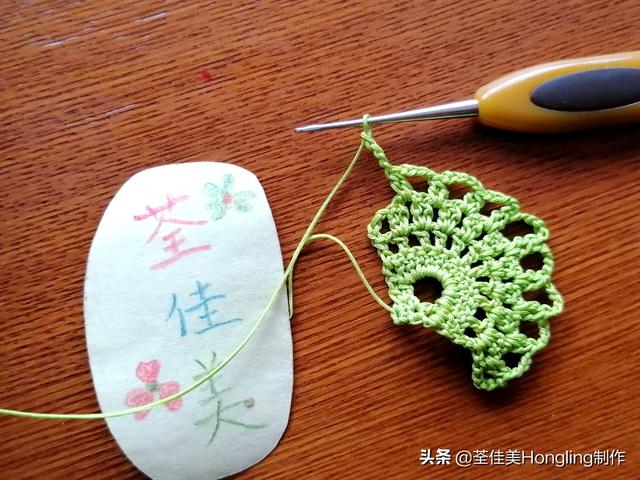 远方喜欢在银杏树下漫步的人,为你钩织了两片银杏叶哟