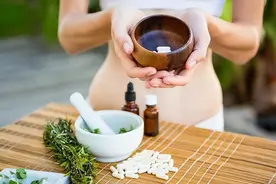 晨起后，应该先刷牙还是先喝水？提醒：刚刚起床，3件事别急着做图片
