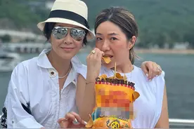刘嘉玲带侄子参加游艇派对，侄子被千亿富三代搂肩，已融入名流圈图片