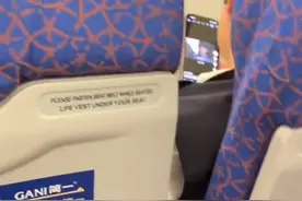 乘客举报飞机滑行起飞期间有乘组人员手机刷视频，南航客服称会反馈给相关部门处理，资深机长明确刷手机违规图片