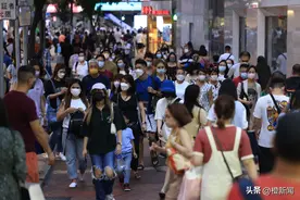 香港年中人口729万较上年跌1.6%，11.32万人离港图片