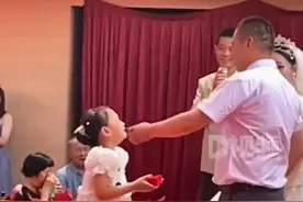 萌娃在小姨婚礼现场哭成泪人，拍摄者：她从小住新娘家，相处很好图片