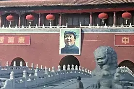 天安门悬挂第四版毛主席像，却遭市民质疑：主席怎么只有一只耳朵图片