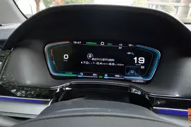 汽车液晶仪表和机械仪表哪个好用？对比下来，液晶表已是大势所趋图片