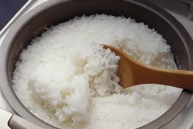 电饭锅的内胆涂层脱落，不仅有毒还会致癌？电饭锅该这样安全使用图片