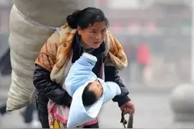13年前感动中国的“春运妈妈”，靠一张照片爆红全网，如今怎样了图片