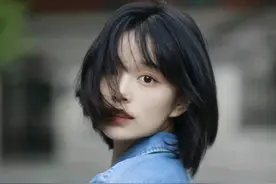 女生想让头发更柔顺，洗头时做到这几点，只要几分钟效果看得见图片