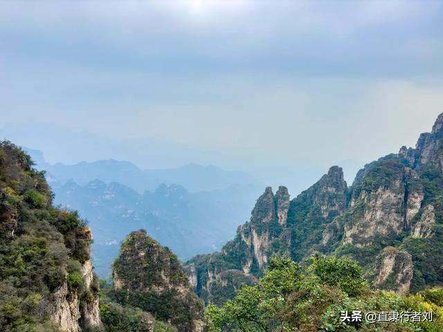 绵绵秋雨过后，杨树岭的路湿滑难行，唯峰顶的美景一如往常