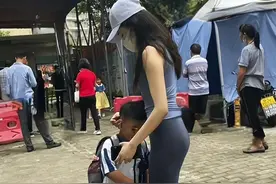 广东女子穿瑜伽裤接孩子，太修身惹人注目，网友起争议：不合礼仪图片