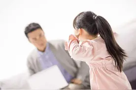 “妈，同桌经常摸我”，聪明宝妈智慧回应，帮助闺女远离“恶爪”图片