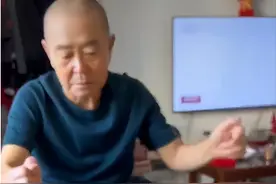 男子下象棋用手机软件“作弊”，战胜高手爷爷：三年来首次返乡过年，爷爷笑得停不下来图片