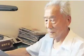 1944年，深夜伪军提匣枪打开牢门，被俘八路军干部想：要上路了！图片