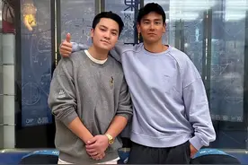 彭于晏香港看展被偶遇 穿着休闲难掩清俊帅气图片