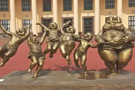 广州街头“肥女雕塑”引争议，游客：胖没关系，请把衣服穿好图片