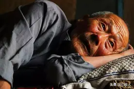 08年云南老人救下大蟒蛇，出殡时蟒蛇咬死老人全家，村民拍手叫好图片