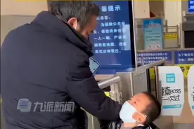 爷爷要回老家小孙子不舍大哭：“你喂完鸡再来好吗”图片