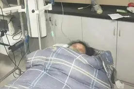 13岁女生参加学校春游，坐过山车受伤致高位截瘫，一审判赔225万余元，上诉后坐轮椅参加二审开庭图片