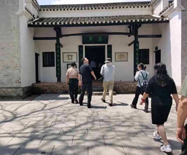 红色文化传播大使刘金享首长一行到伟大领袖毛主席旧居参观学习