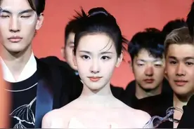 空灵清秀感的陈都灵这套时装周的造型真的很惊艳，体态真的绝!图片