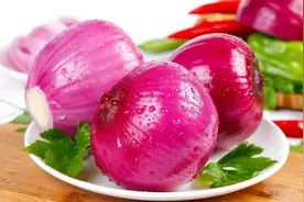 洋葱配什么菜最好吃？3种经典做法，简单易学鲜香解馋，顿顿光盘图片