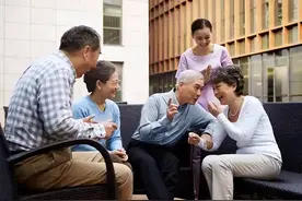 4对夫妻抱团养老，三年2个家庭散伙，64岁阿姨：再不走家就没了图片