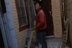 两邻居互不相让，你建房不留道，我就贴线盖院墙，两家进出都遭殃图片