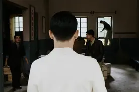 男人四十一枝花，这6位中年男星，看背影，就像20出头的小伙子图片