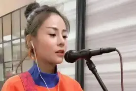 花姐狂浪：从街头卖唱到粉丝千万，只用了2首歌就做到了名利双收图片