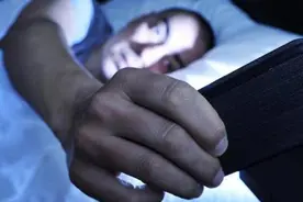 半夜偷看“成人网站”，如果出现这几种症状，你的手机可能已中毒图片