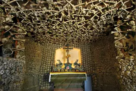 猎奇预警！英国女士收集假人模特做成展览，满山都是的画风？图片