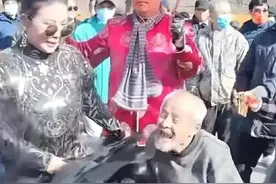 扭腰摆胯裙下舞，大爷大妈还能再活五百五图片