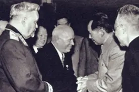 1960年在极端困难下，毛主席为何决定，要勒紧裤腰带还苏联外债？图片